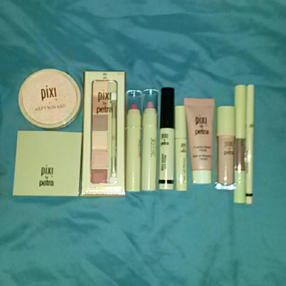 NWOT pixi makeup set